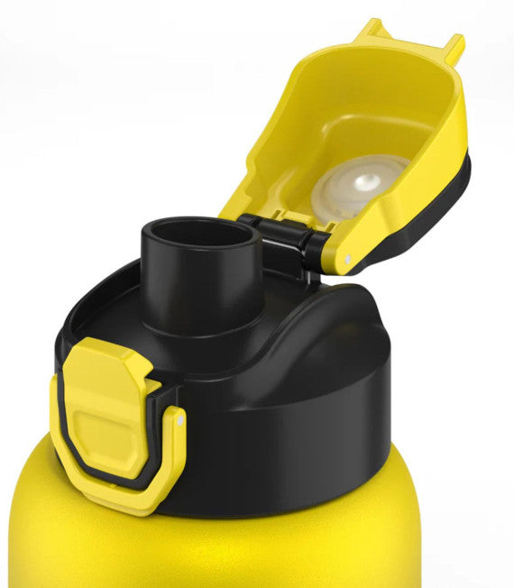 Detalhe da tampa amarela e preta da Garrafa Térmica Cool Bottles Sport Tokio, com o bico de beber aberto.