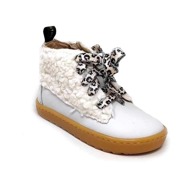 Vista em ângulo da Bota Doha Porcel by Blanditos by Crio's, destacando o forro de pelo e o design respeitador.