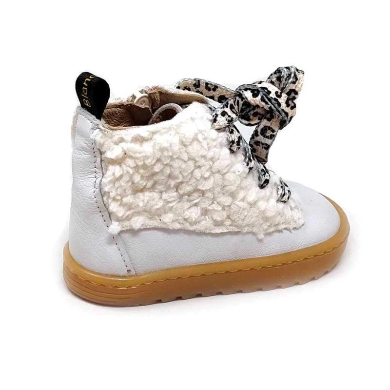 Vista lateral da Bota Doha Porcel by Blanditos by Crio's, mostrando o forro de pelo e a sola flexível.