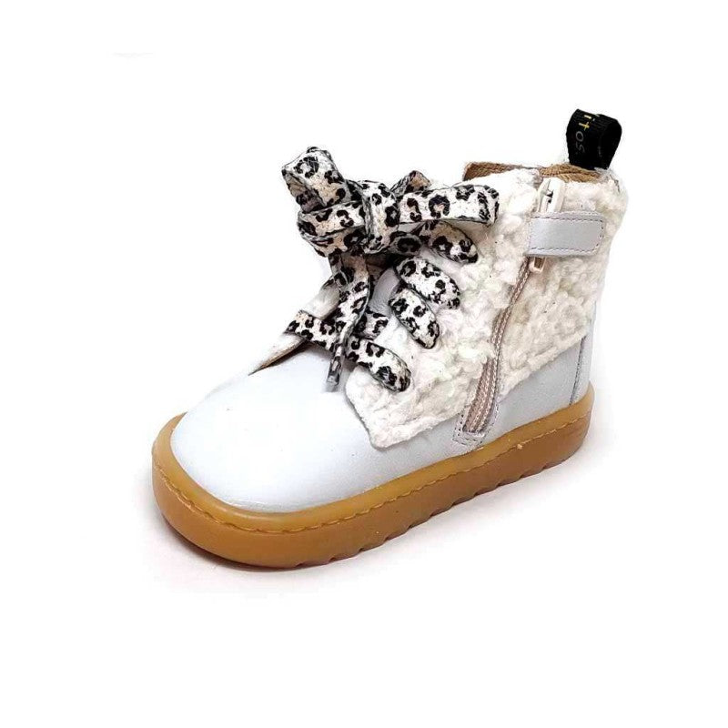 Vista frontal da Bota Doha Porcel by Blanditos by Crio's, com atacadores de onça e fecho éclair lateral visível.