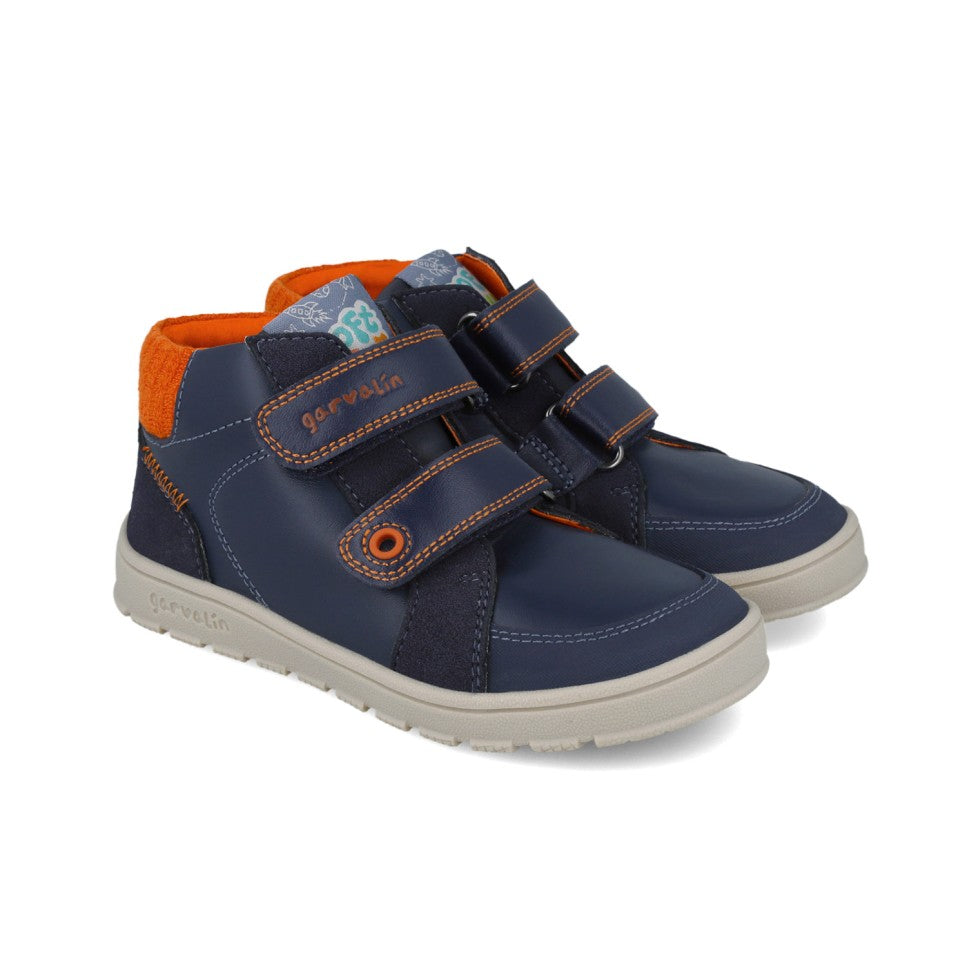 Par de botas Garvalín Urban Ocean barefoot para criança em azul-marinho com detalhes laranja, vista frontal ligeiramente lateral.