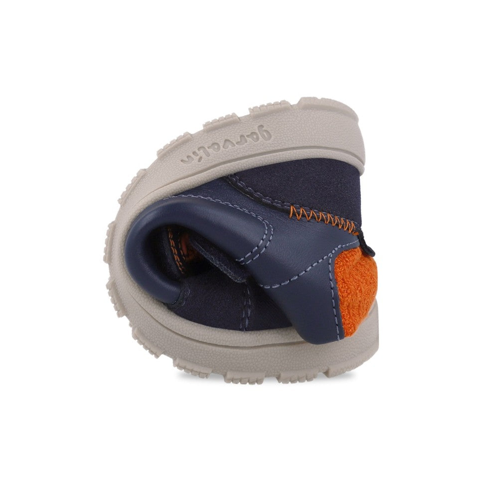 Bota Garvalín Urban Ocean dobrada ao meio, demonstrando a sua extrema flexibilidade e leveza.
