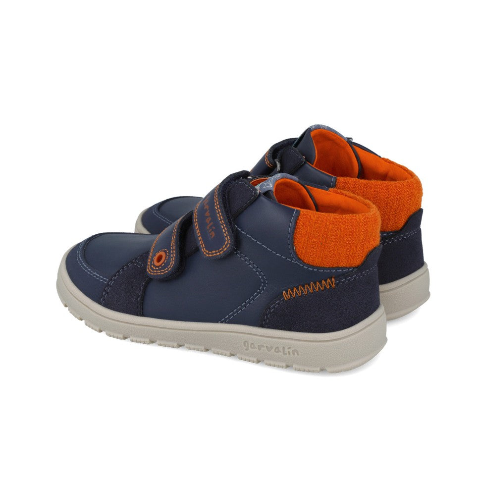 Par de botas Garvalín Urban Ocean para criança, vista traseira-lateral, destacando a ponteira reforçada e os detalhes laranja.
