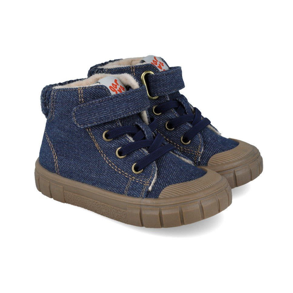 Par de botas Garvalín Urban Azul - Jeans para criança, vista frontal e lateral, com atacadores e fecho aderente.