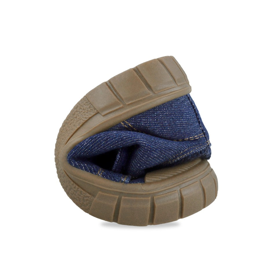 Detalhe da sola de borracha antiderrapante das botas Garvalín Urban Azul - Jeans, demonstrando a flexibilidade do calçado.