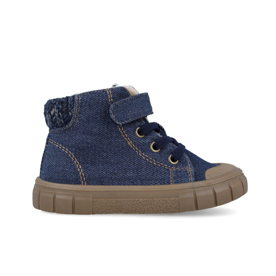Bota Garvalín Urban Azul - Jeans para criança, vista lateral, destacando a biqueira reforçada e o fecho ajustável.