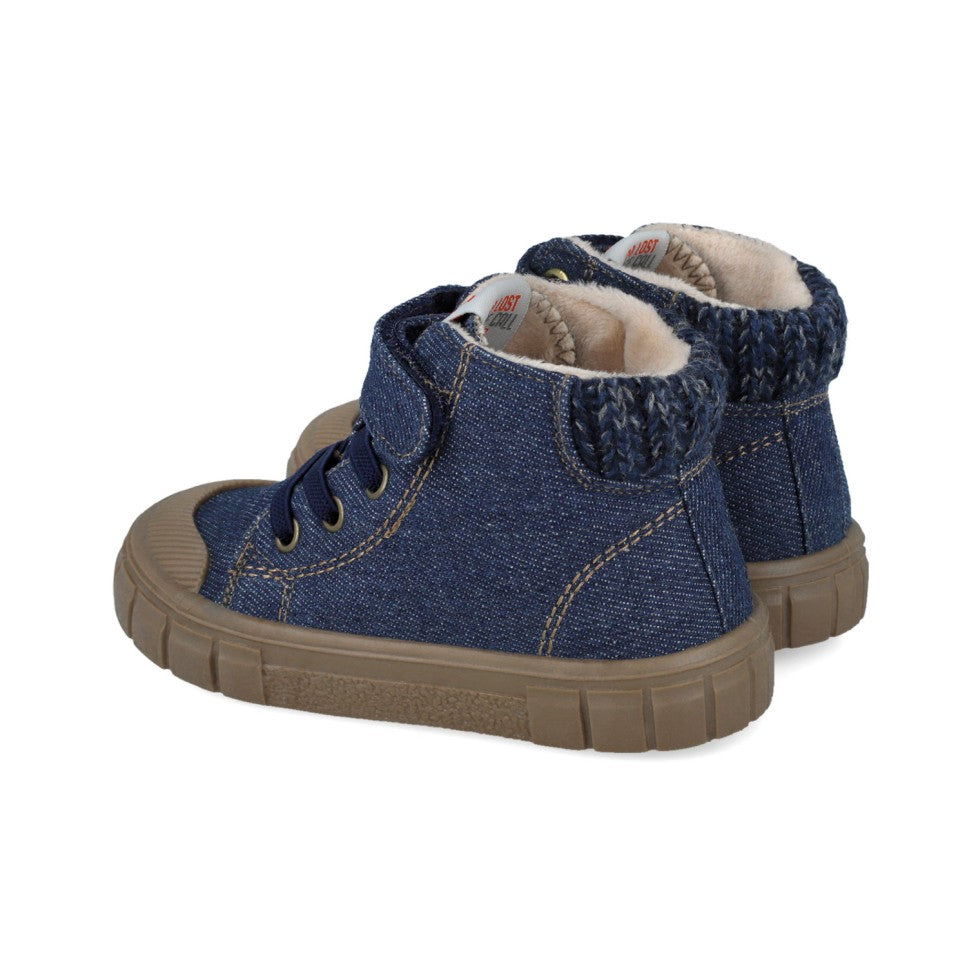 Par de botas Garvalín Urban Azul - Jeans para criança, vista traseira e lateral, com detalhe do cano em malha e interior aconchegante.