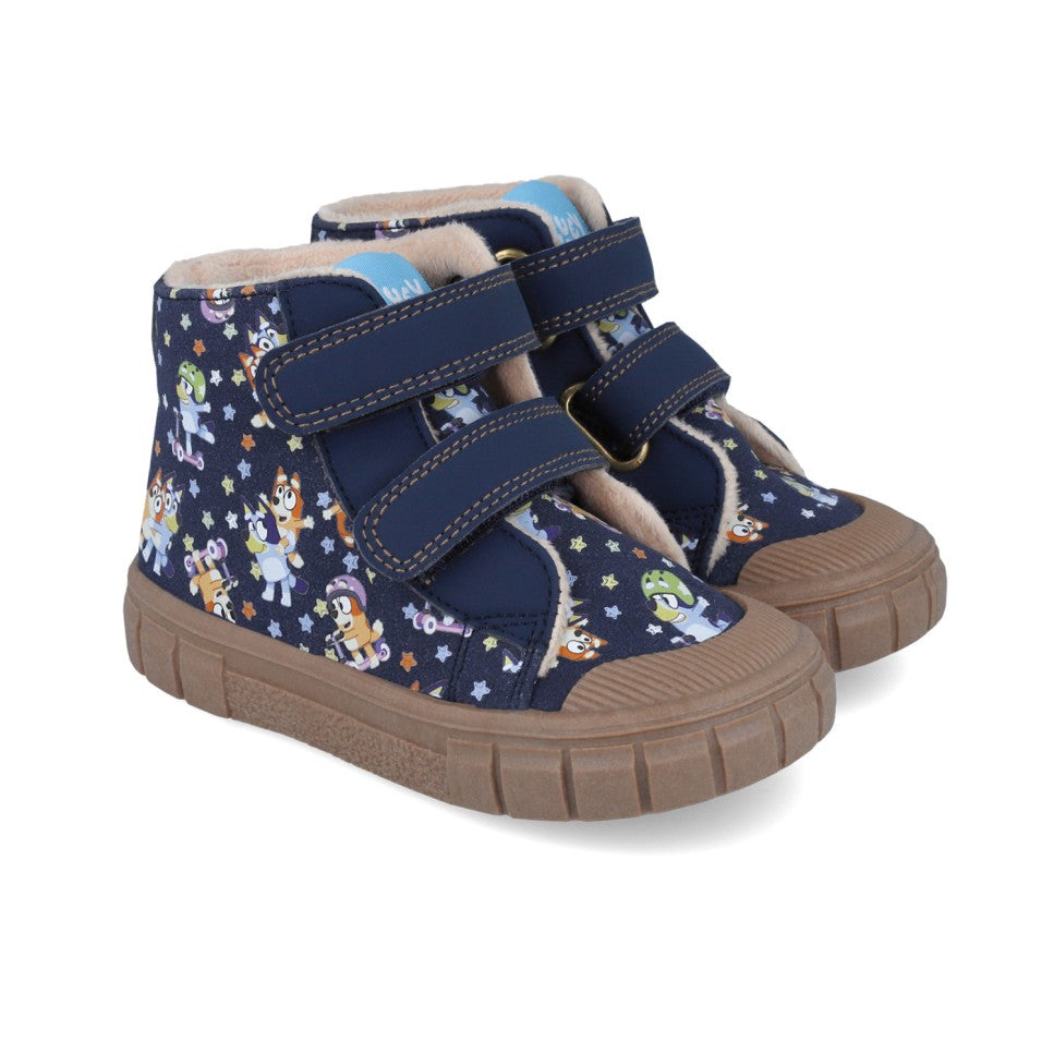 Par de botas Garvalín Bluey e Bingo Azul, com design estampado de personagens e estrelas, fechos de velcro e forro interior macio.