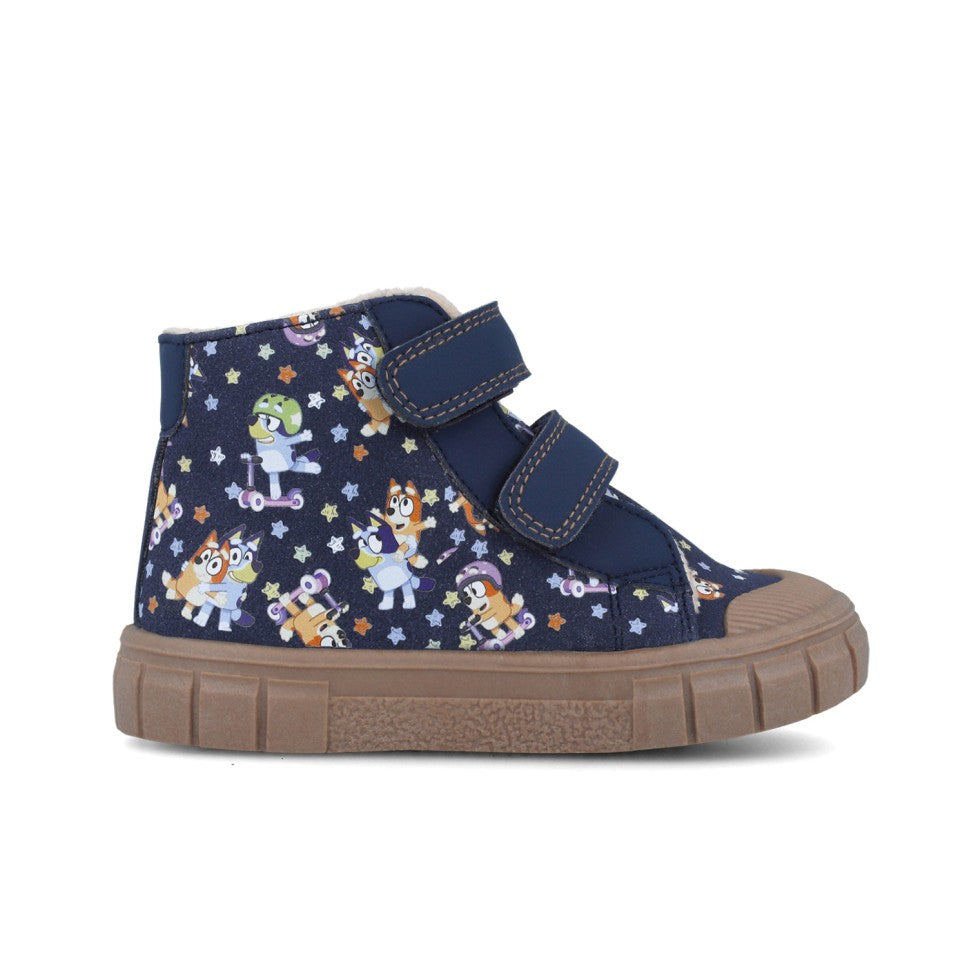Bota Garvalín Bluey e Bingo Azul, vista lateral esquerda, com o estampado de personagens e estrelas, fechos de velcro e sola robusta.