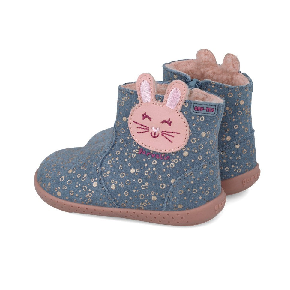 Par de botas Garvalín Coelhinho azuis, resistentes à água, com detalhes do coelho rosa e forro interior macio, vista traseira-lateral.
