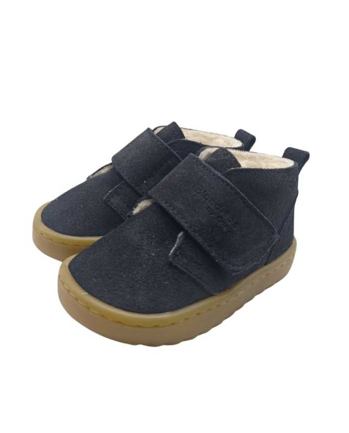 Par de sapatilhas Blanditos by Crio's Ottawa Marinho, botins respeitadores de camurça azul-marinho com forro interior e sola castanha clara, vista frontal ligeiramente angulada.