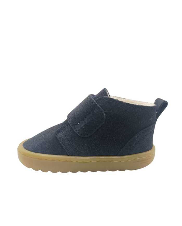 Sapatilha Blanditos by Crio's Ottawa Marinho individual, botim respeitador de camurça azul-marinho com forro interior e sola castanha clara, vista lateral esquerda.