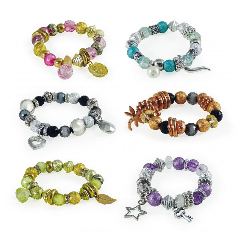 Buki construye pulseras con amuletos