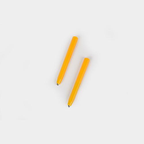 Close-up de duas canetas amarelas Imadots da Braintoys, mostrando o design simples e ergonómico para uso infantil.