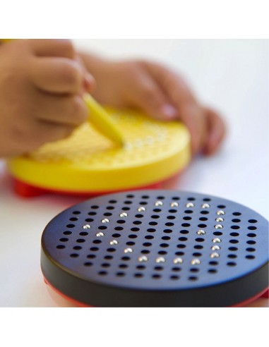 Duas unidades do Braintoys IMApad magnético de bolso, uma em primeiro plano (preta) com esferas visíveis e outra em segundo plano (amarela) sendo usada por mãos infantis.