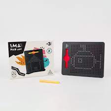 Comparação do Braintoys IMApad mini com a sua caixa, mostrando o tablet preto com lápis magnético amarelo e a funcionalidade de apagar.