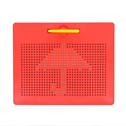 Vista frontal do quadro magnético BRAINTOYS IMApad na cor vermelha, com a caneta amarela encaixada no topo, mostrando o padrão de pontos magnéticos.