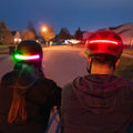 Luz LED multicolor Brightz instalada num capacete infantil de bicicleta
