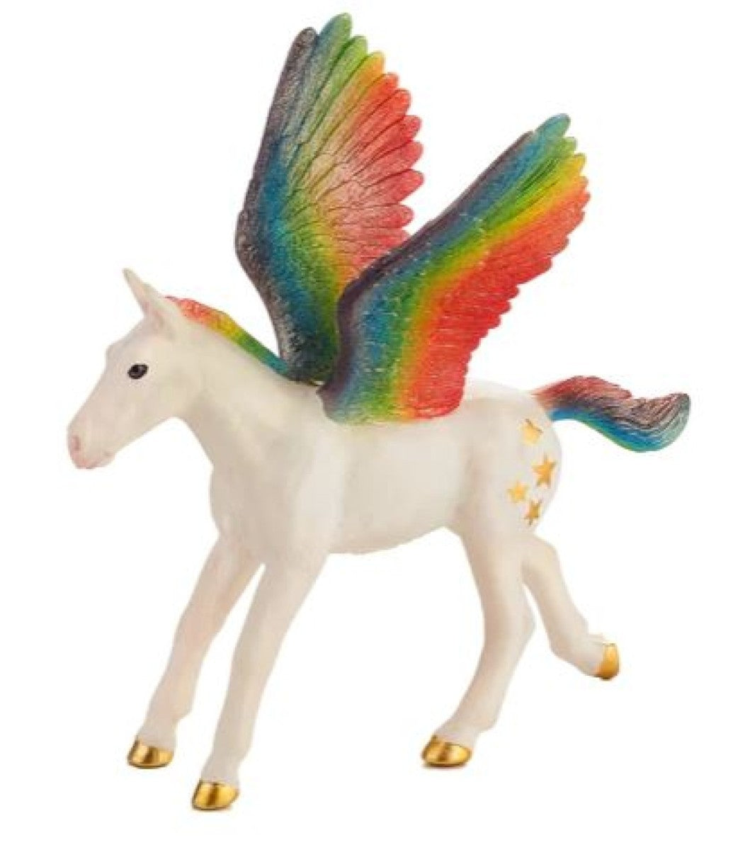 Figura de brinquedo de um Pégaso branco com asas grandes em arco-íris, cascos dourados e estrelas douradas na anca, isolado em fundo branco.