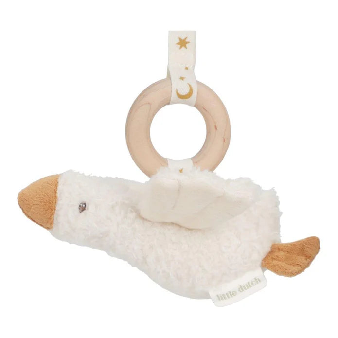 Brinquedo pendurado de pato/ganso de peluche branco, preso a um anel de madeira por uma fita com motivos de estrelas.