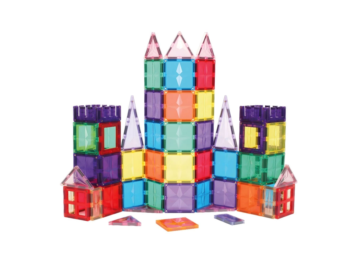 Modelo de um castelo grande construído com blocos magnéticos coloridos, incluindo torres laterais e picos centrais.