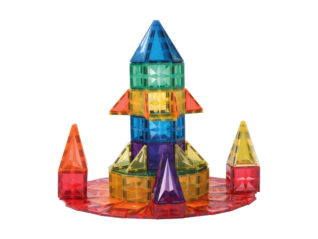 Construção de um foguetão ou torre alta com peças magnéticas coloridas e translúcidas, assente numa base circular.