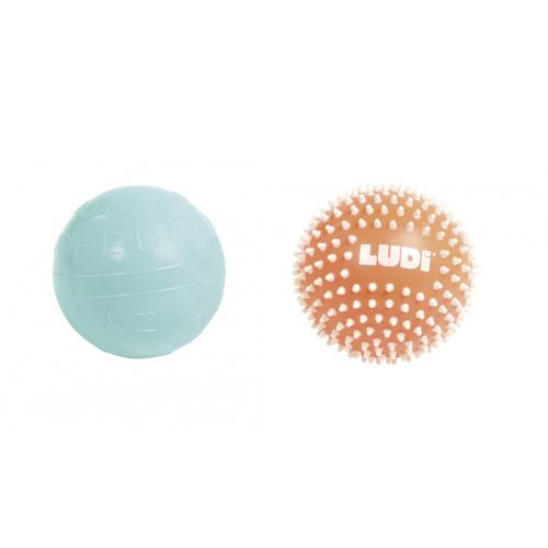 Duas bolas sensoriais Ludi, uma em tom azul claro e outra em tom laranja com textura de pontas, sobre fundo branco.