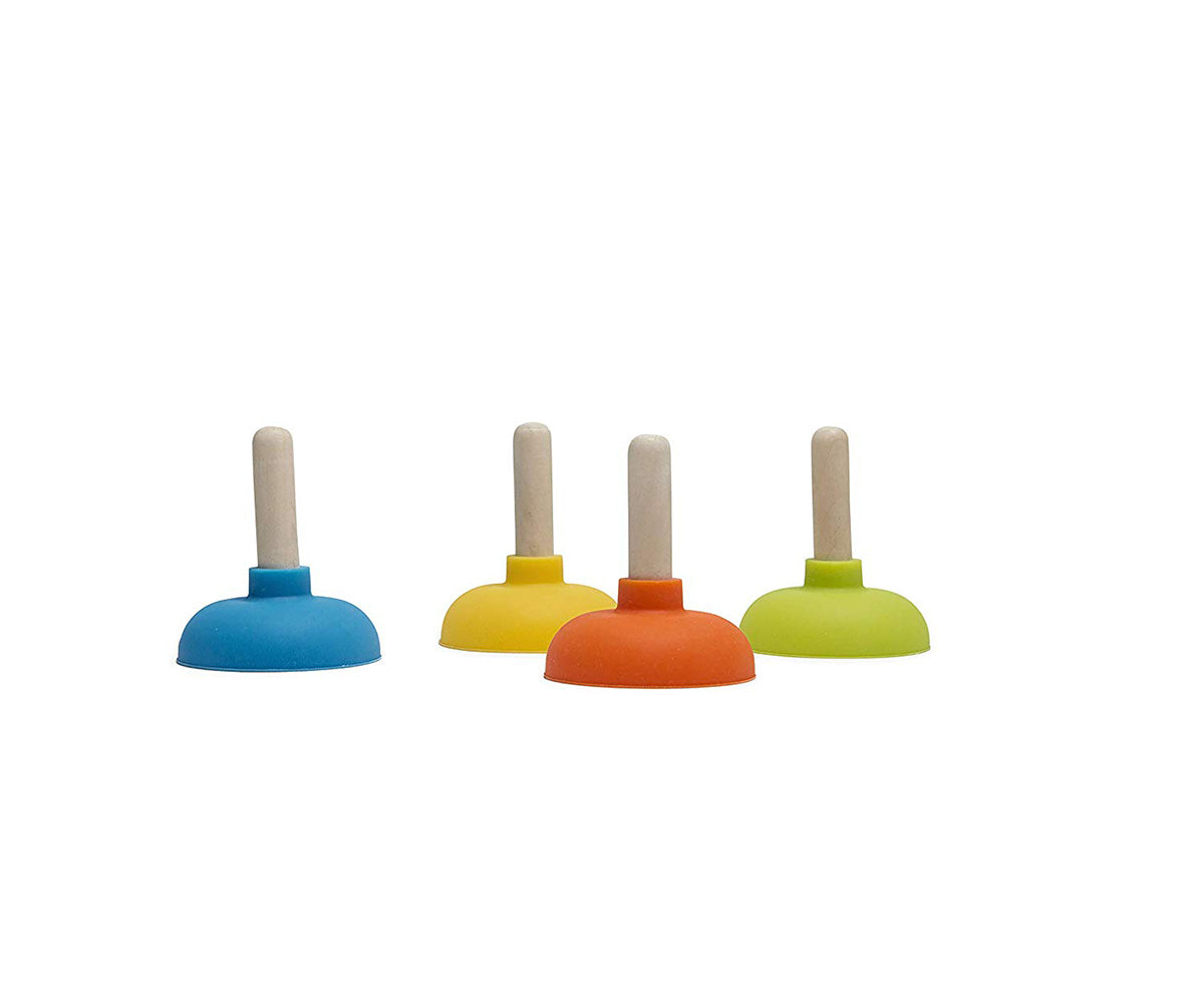 As quatro ventosas de cores diferentes (azul, amarelo, laranja e verde) com cabos de madeira, prontas a serem usadas no jogo de correspondência.