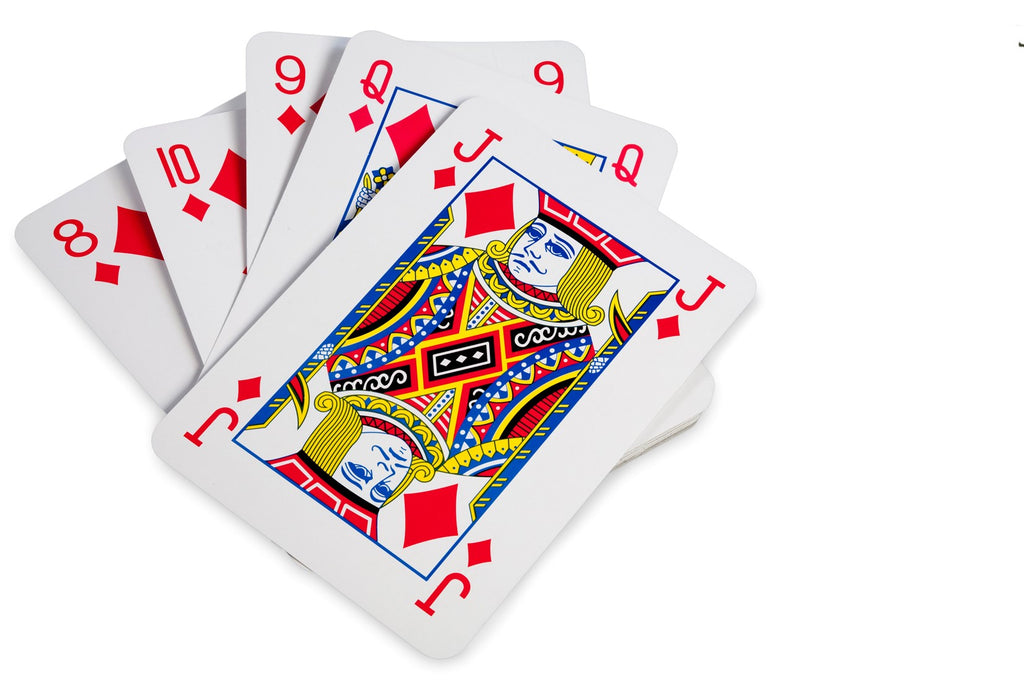 Comparação visual de uma carta de baralho padrão ao lado de uma das cartas gigantes do jogo BS Toys.