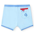Boxer de praia infantil BtBox azul claro, vista traseira, destacando o bolso com tartaruga vermelha e flor azul. Proteção UPF 50+.