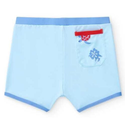 Boxer de praia infantil BtBox azul claro, vista traseira, destacando o bolso com tartaruga vermelha e flor azul. Proteção UPF 50+.