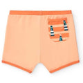 Boxer de praia infantil BtBox em lycra cor pêssego, vista traseira, com bolso decorativo de faróis e riscas laranja.