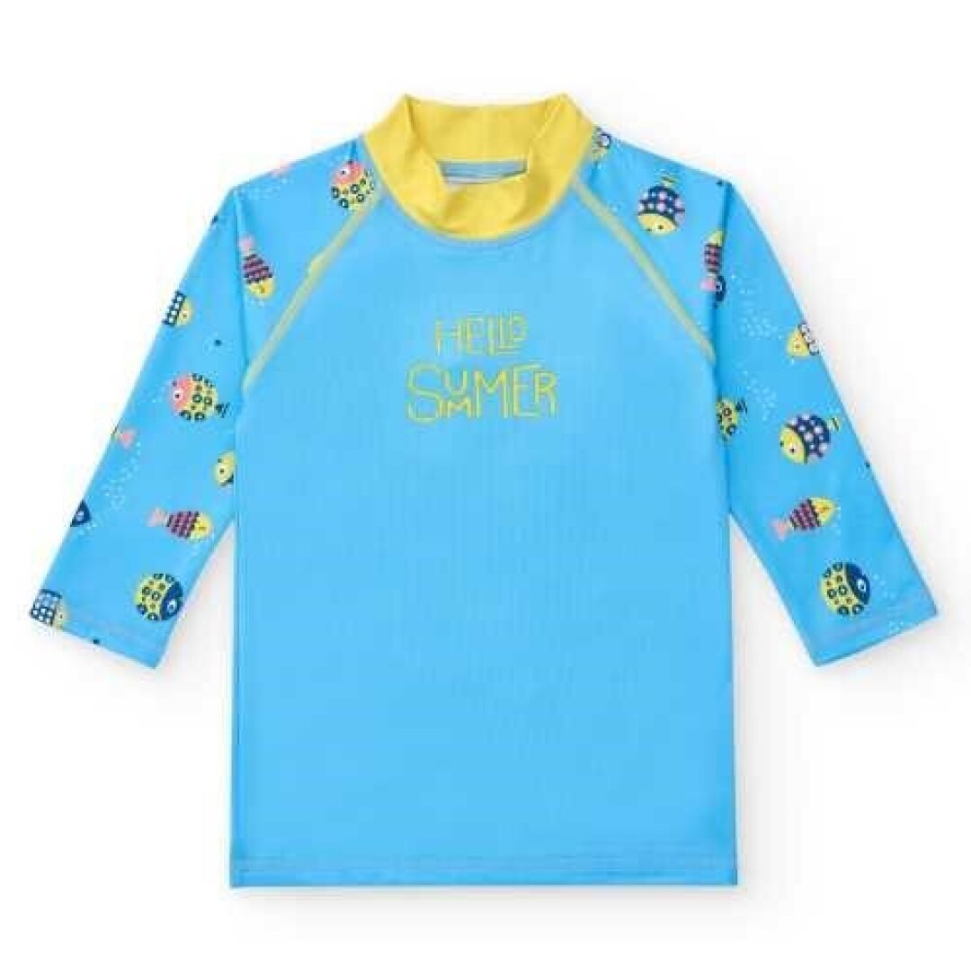 Camisola de proteção solar de manga comprida Btbox azul com gola subida amarela, com padrão de peixes pequenos nas mangas e a inscrição "Hello Summer" no peito.