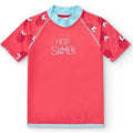Camisola de verão infantil BtBox, manga curta, cor coral com padrão de morangos e frase "Hello Summer". Proteção solar UPF 50+.