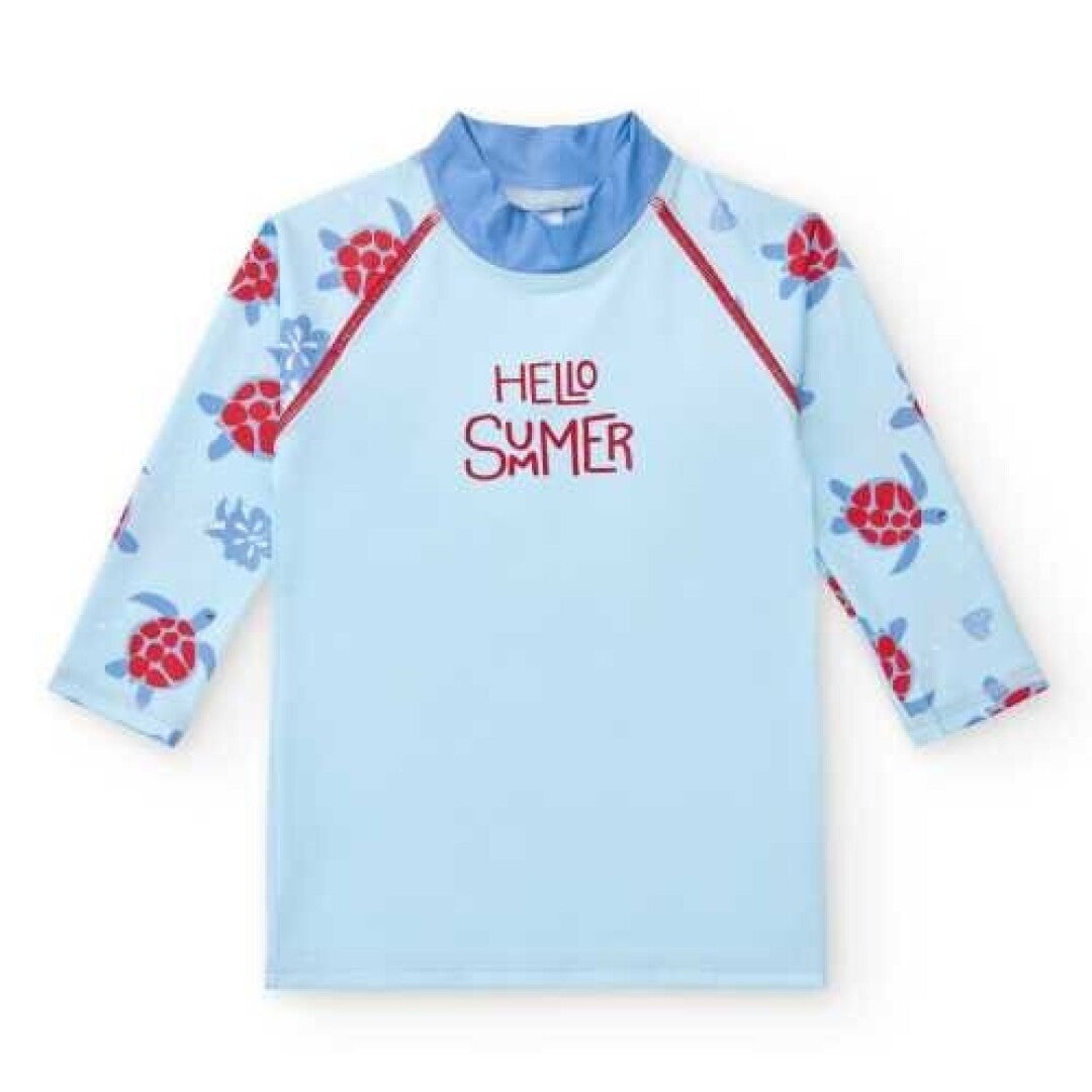 Camisola de proteção solar UPF 50+ BtBox de manga comprida, cor azul, com padrão de tartarugas vermelhas e texto "Hello Summer" em destaque.