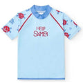 Camisola de verão infantil BtBox, manga curta, azul claro, com estampa de tartarugas vermelhas nas mangas e texto "Hello Summer" no peito.