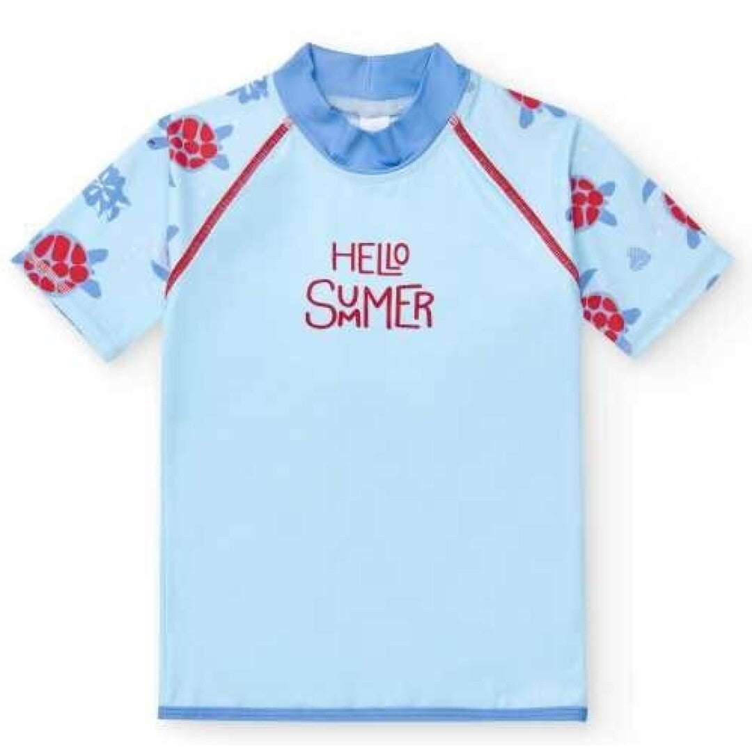 Camisola de verão infantil BtBox, manga curta, azul claro, com estampa de tartarugas vermelhas nas mangas e texto "Hello Summer" no peito.