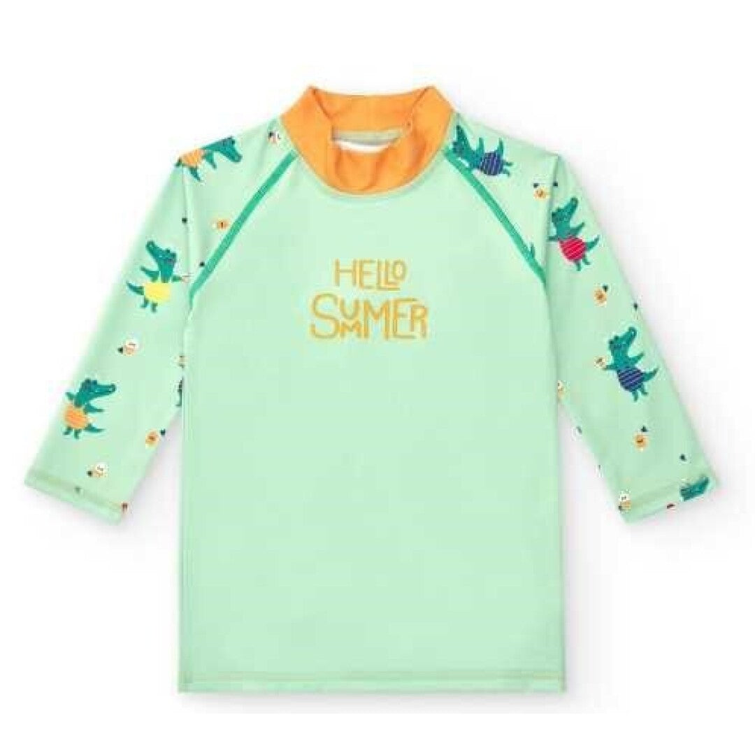 Camisola de verão infantil BtBox verde-água de manga comprida com proteção solar UPF 50+, gola laranja e estampa de crocodilos nas mangas.