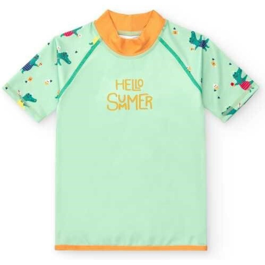 Camisola de verão infantil BtBox verde-água de manga curta com proteção solar UPF 50+, gola laranja e estampa de crocodilos nas mangas.