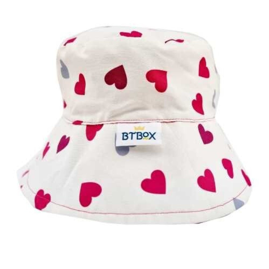 Btbox Chapéu UV50+ infantil branco com padrão de corações vermelhos e cinzentos. Proteção solar para crianças.