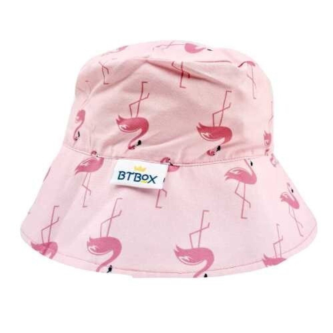 Btbox Chapéu UV50+ infantil branco com padrão de corações vermelhos e cinzentos. Proteção solar para crianças.