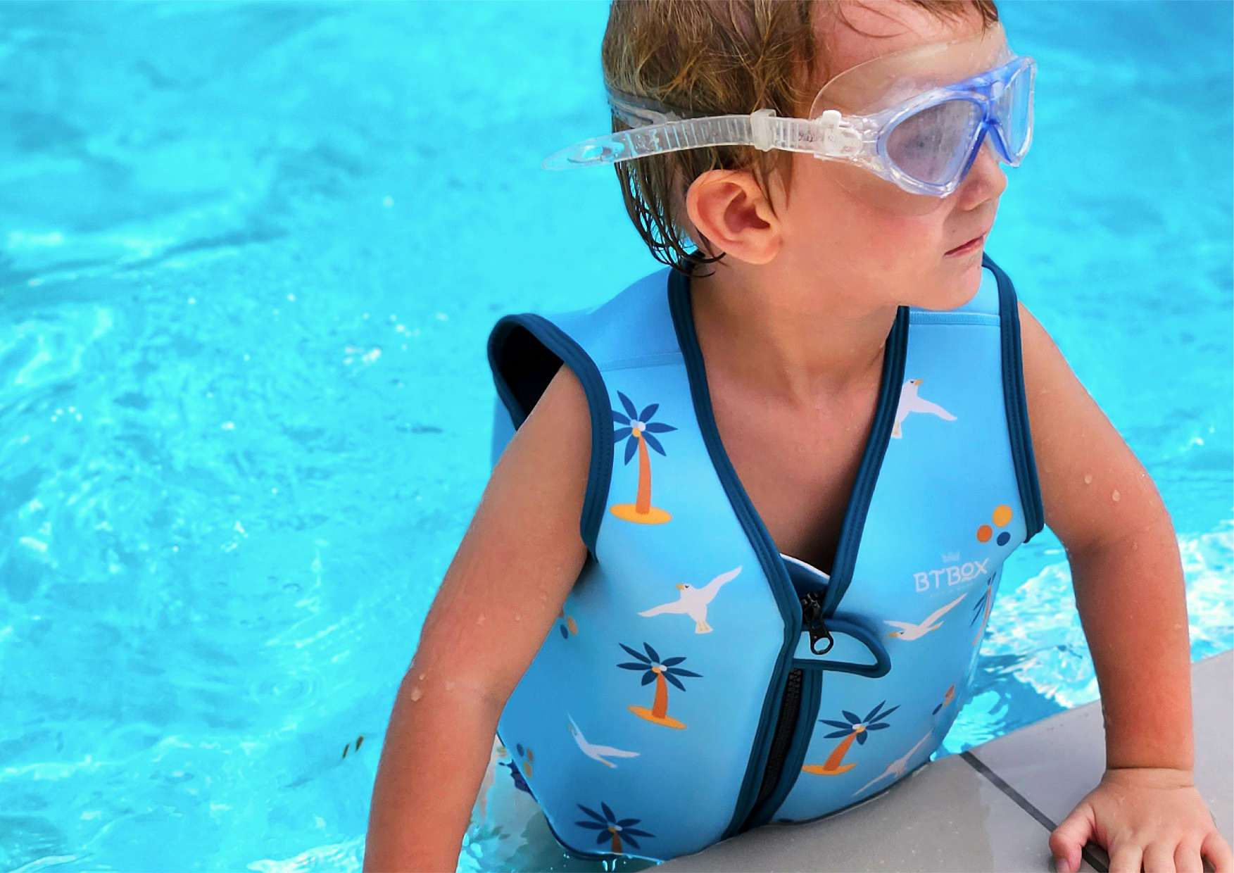 Criança a usar o colete de natação Btbox Palm beach na piscina, mostrando ajuste e flutuabilidade.
