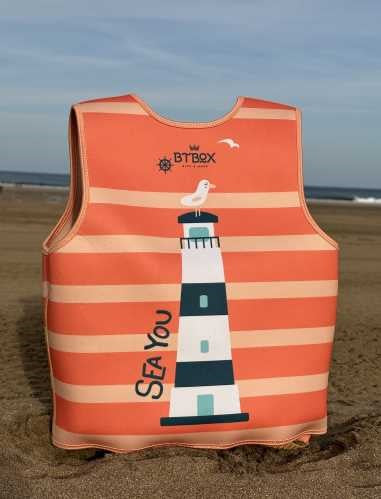 Colete de natação infantil BtBox 2025 Farol. Vista traseira com grande farol e gaivota.