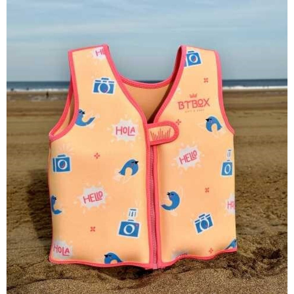 Colete de natação infantil BtBox 2025 com padrão de câmaras e pássaros na praia.