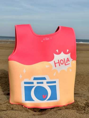 Colete de natação infantil BtBox 2025 com design de câmara e "HOLA" em cor de rosa e laranja.
