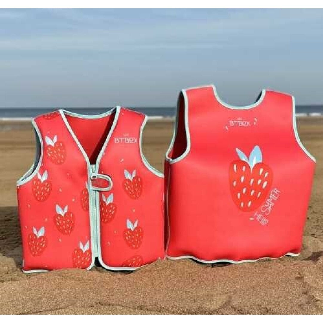 Colete de natação infantil BtBox 2025 Strawberry, vista frontal e traseira na praia.