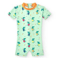 Fato de banho de verão infantil BtBox, manga curta, cor verde-água com padrão de crocodilos animados e detalhes laranja no pescoço.