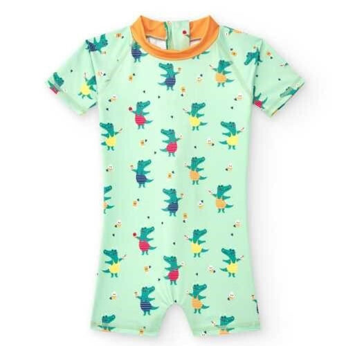 Fato de banho de verão infantil BtBox, manga curta, cor verde-água com padrão de crocodilos animados e detalhes laranja no pescoço.