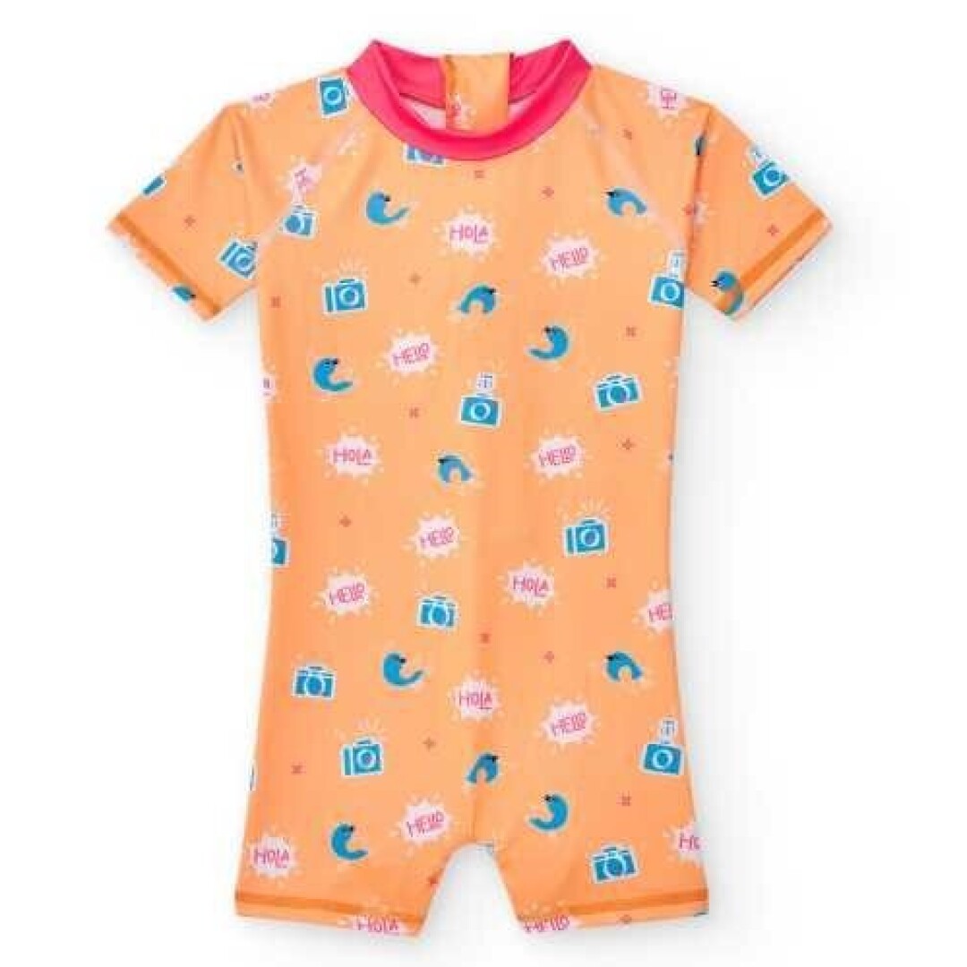 Fato de banho inteiro infantil BtBox Flash, cor laranja, com padrão de câmaras fotográficas azuis e balões de fala "HOLA" e "HELP". Gola rosa choque.