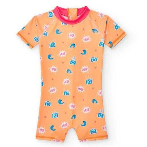Fato de banho inteiro infantil BtBox Flash, cor laranja, com padrão de câmaras fotográficas azuis e balões de fala "HOLA" e "HELP". Gola rosa choque.